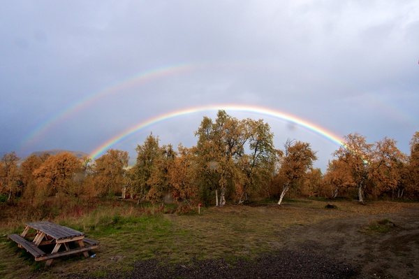 Doppelter Regenbogen in Saltoluokta